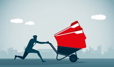 Illustration Mann mit Lupe untersucht Fragezeichen